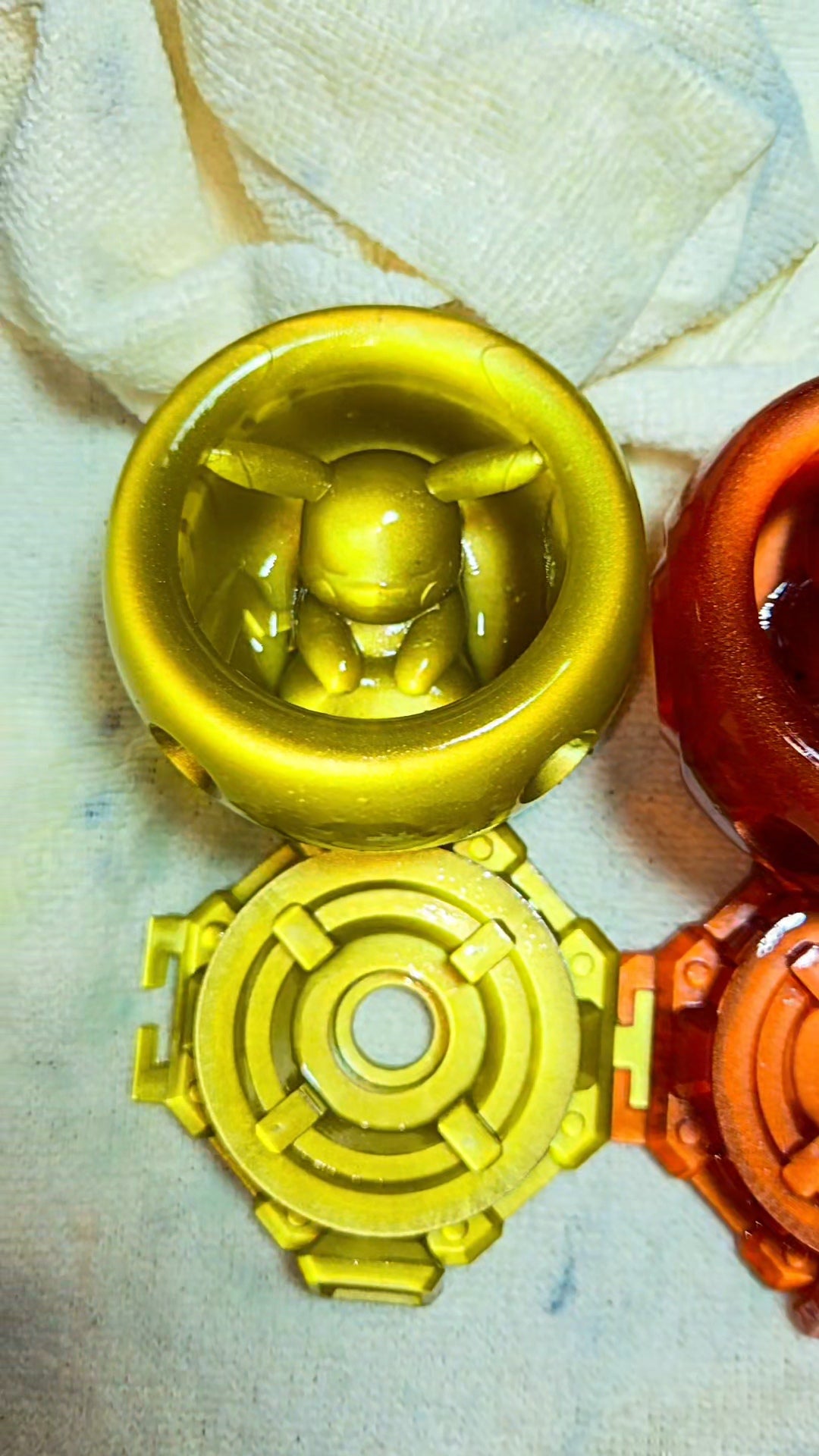 Medium - Single Metallic Translucent Color Resting Mon in a Pod stand with Puck Light