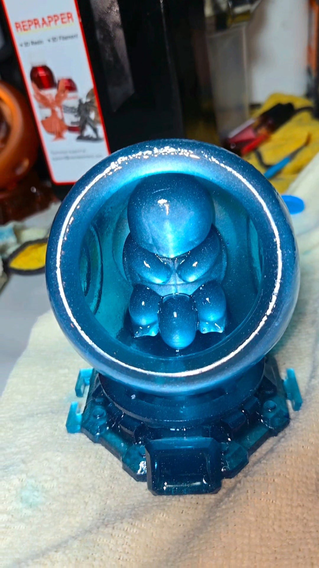 Medium - Single Metallic Translucent Color Resting Mon in a Pod stand with Puck Light