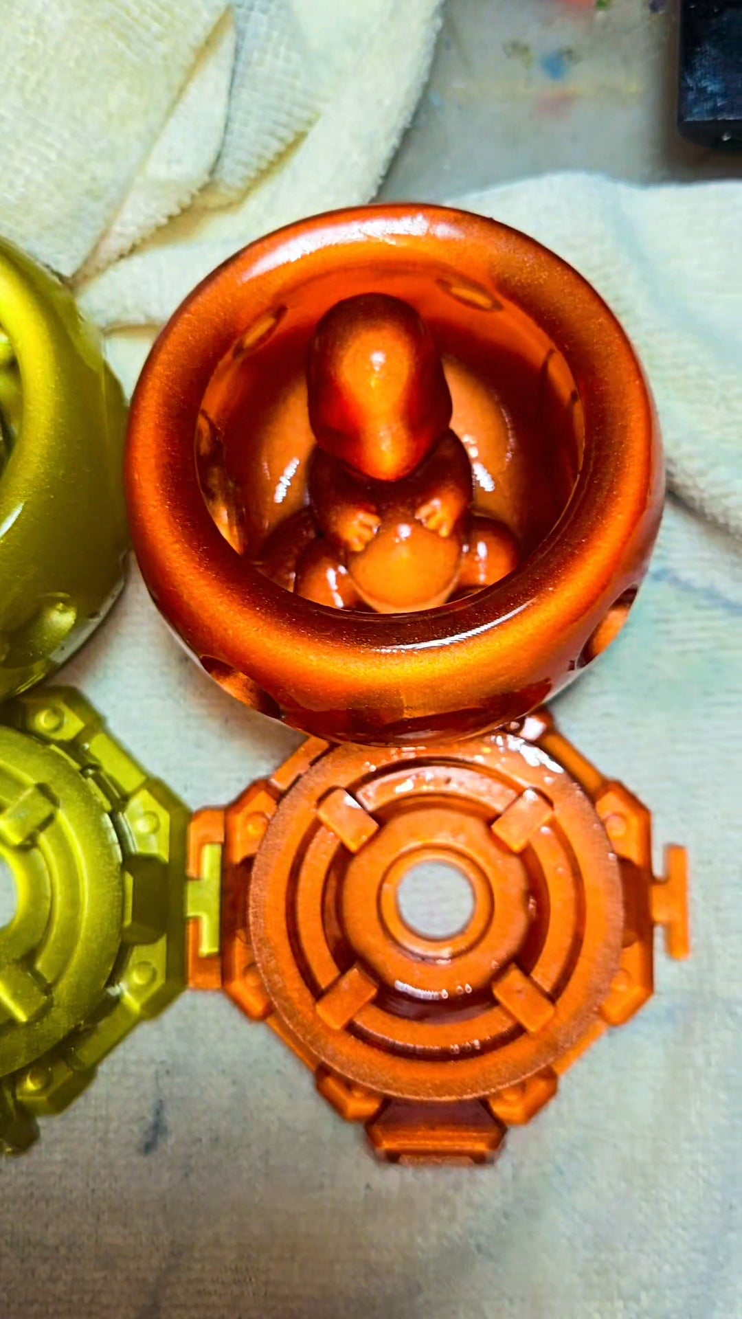 Medium - Single Metallic Translucent Color Resting Mon in a Pod stand with Puck Light